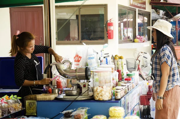 Femme thaïlandaise vendeur fait smoothie fruits et boisson de vente w — Photo