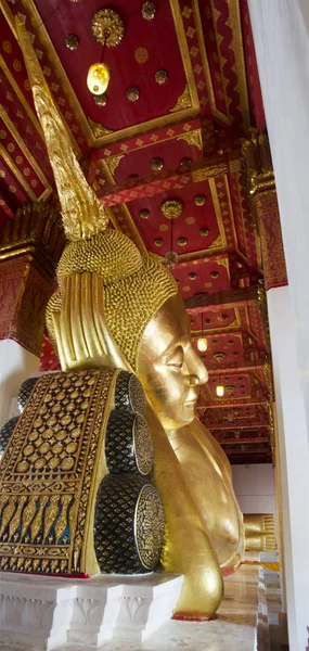 Big golden reclining buddha statue in ubosot or chapel at Wat Ph — Stock Photo, Image