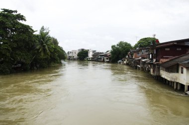Hızlı ve şiddetli su chanthaburi nehir çünkü Ani sel bir