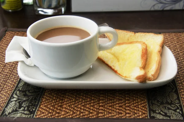 Café quente com manteiga de torrada — Fotografia de Stock