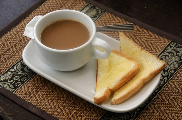 Café quente com manteiga de torrada — Fotografia de Stock