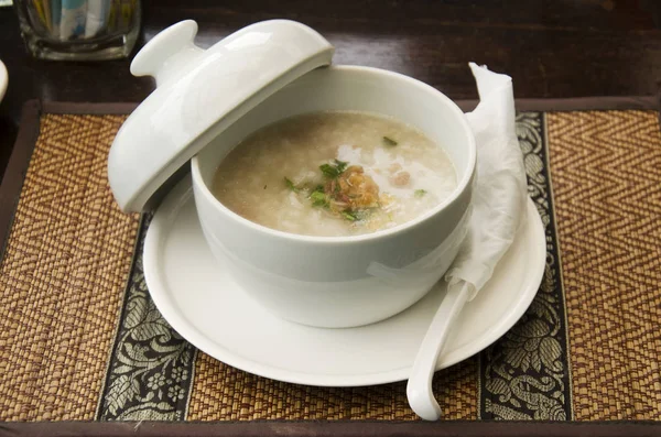 Thaise rijst soep met varkensvlees in keramische kom — Stockfoto