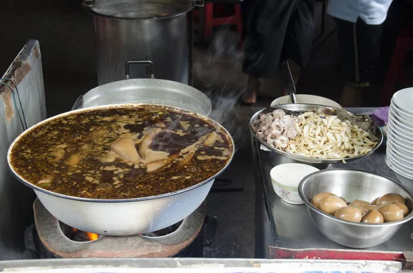 Tailandês pessoas cozinham sopa de porco crocante ou pasta de farinha de arroz e bo — Fotografia de Stock