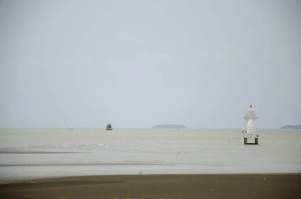 在海边沙滩上的海上浮标系统。 — 图库照片
