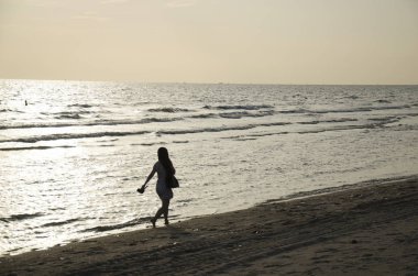 Gezgin Taylandlı kadın yalnız sahilde yalnız duygu yürüyüş w