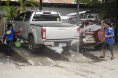 Tay insanlar yerel carwash st araç yıkama ve temizlik işçileri