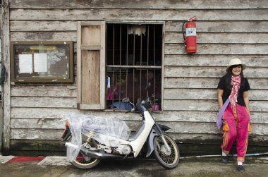 Asya Taylandlı kadın ziyaret ve seyahat için poz ile fotoğraf zekâ almak