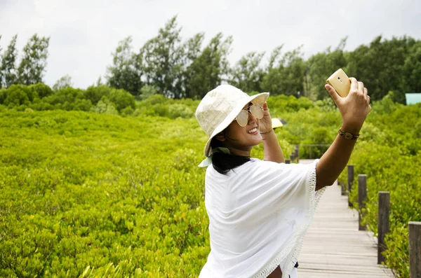 Voyageur femme thai utiliser smartphone prendre des photos sur le pont en bois f — Photo