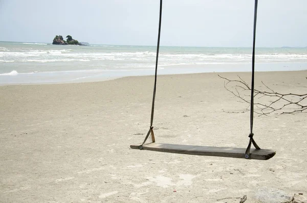 Vent et vague avec banc en bois balançoire jouet à la plage Laem Charoen — Photo