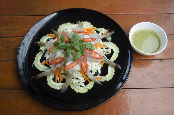 Thaise keuken verse rauwe garnalen in pittige vissaus — Stockfoto