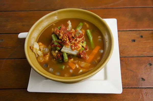 Thaise keuken pittige soep curry met veel groente en eieren van gi — Stockfoto