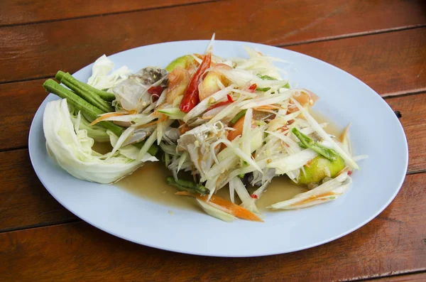 Som Tum ou thaï nourriture fruits épicé vert papaye salade avec cr bleu — Photo