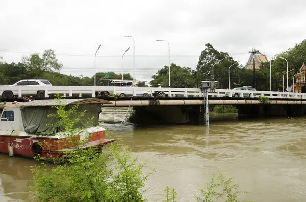 Fireboat flottant rivière chanthaburi tandis que l'eau rapide et sévère — Photo