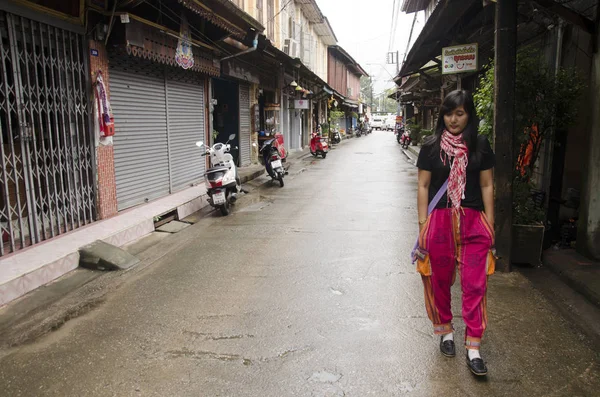 Азиатская тайская женщина посещает и путешествует с позированием для фотографирования на — стоковое фото