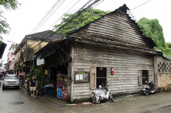 Clásica casa antigua en el casco antiguo Chanthaboon venta de alimentos para las personas a — Foto de Stock
