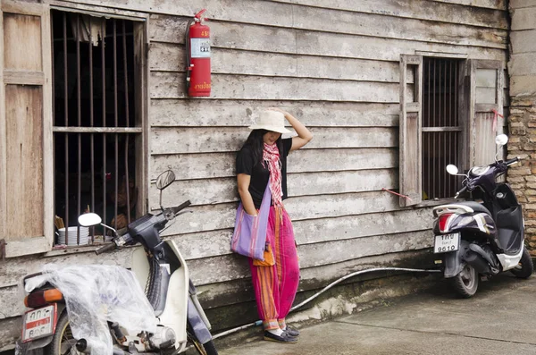 Asiático tailandés mujer visita y viajar con posando para tomar foto ingenio —  Fotos de Stock