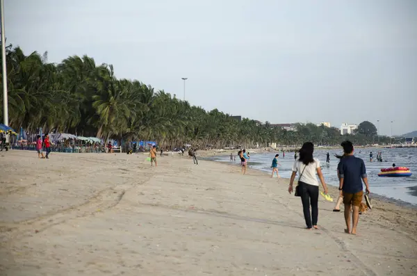 Thai people and lovers walking on the beach with wind and wave a — Stock Photo, Image