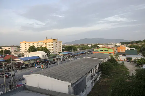 Vista ariale e strada trafficata della città di Ang Sila dall'hotel al tramonto — Foto Stock