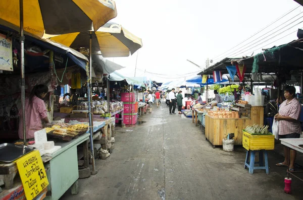 I viaggiatori e i thailandesi acquistare frutti di mare da negozio di pesce fornitori — Foto Stock