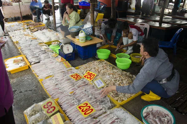 Los tailandeses y los viajeros compran mariscos en la tienda de mariscos — Foto de Stock