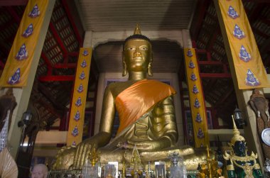 Büyük Buda heykeli altın insanlar için dua saygı ve ziyaret edin