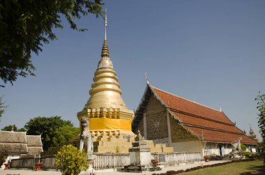 Gloden chedi insanlar için dua saygı ve Wat Phra th ziyaret