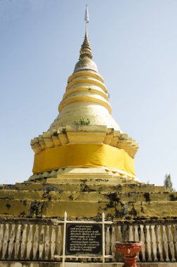 Gloden chedi insanlar için dua saygı ve Wat Phra th ziyaret