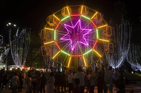 Asiatique thai personnes et les voyageurs étrangers visitent et regardent colo — Photo