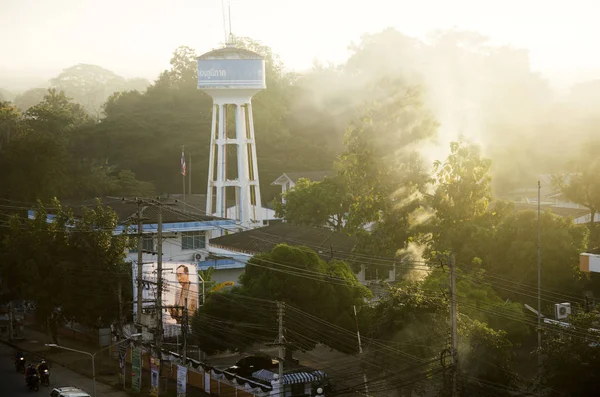 Paisaje con movimiento de humo y torre acuífero artesiano de Pro — Foto de Stock