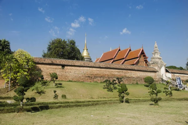 Προβολή τοπίου στο μπροστινό μέρος του Wat Phra Αυτό Luang Λαμπάνγκ — Φωτογραφία Αρχείου