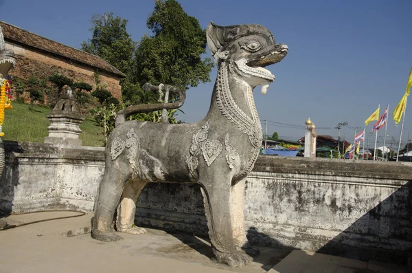 Singha lub Lion opiekuna posągi przodu Brama entrane dla osób — Zdjęcie stockowe