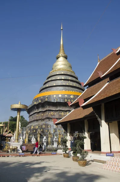 Asya Tayland halkı ve yabancı insanlar dua saygı ve yürüyüş 