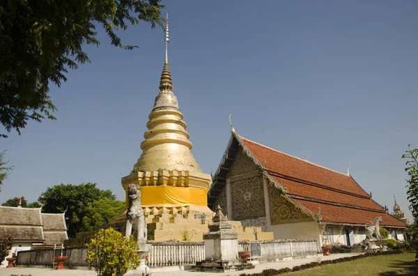 Gloden chedi για άνθρωποι σέβονται προσεύχεται και επίσκεψη στο Wat Phra ου — Φωτογραφία Αρχείου