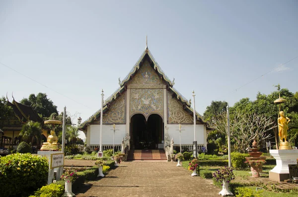 Aziatische Thaise mensen en foriegner mensen respecteren bidden in Ubosot — Stockfoto