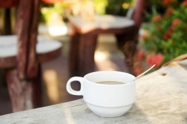 Güneş ışığı ile sıcak kahve kahvaltı 