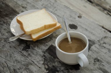 Kahvaltı ile tost tereyağı ile sıcak kahve