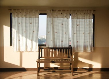 Otel penceresinde, ahşap Bank 