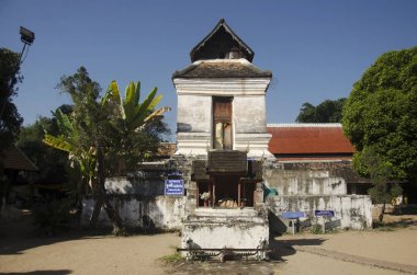 Antik Bina erkek insanlar baş aşağı görüntü chedi arayanlar için