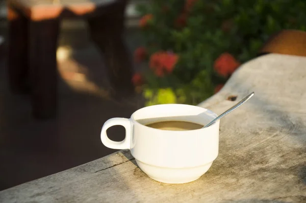 Горячий кофе завтрак с освещением солнца — стоковое фото