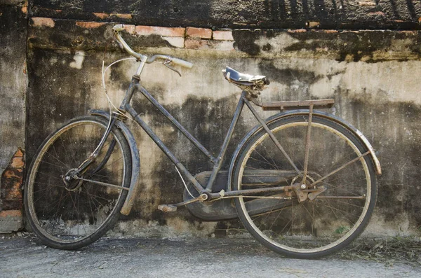 Vintage vieja bicicleta clásica contra parada en la pared — Foto de Stock