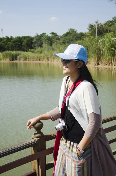 Asiática tailandesa posando y viajar buscando cocodrilos en Bueng B — Foto de Stock