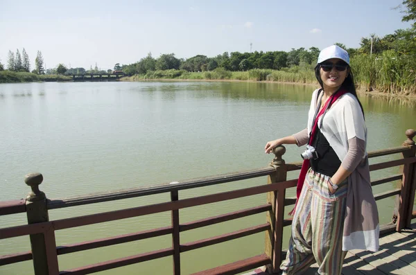 Aziatische Thaise vrouw poseren en reizen krokodillen kijken Bueng B — Stockfoto