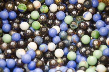 Renkli mermerler ve renkli kristal top arka plan ritüel m için