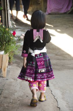 Çocuk etnik Hmong geleneksel ve iskambil ile kostüm giymek 