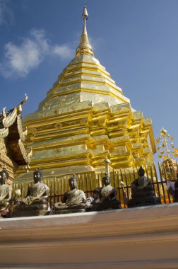 Altın chedi Tay insanlar ve yabancı saygı için dua ve posi