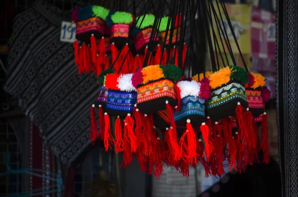 Kleine lokale winkel verkoop souvenir- en inheemse product voor mensen en — Stockfoto