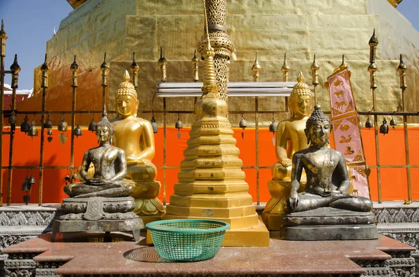 Glod chedi of Wat Phra That Cho Hae temple for people visit and — Stock Photo, Image