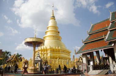 Asya Tayland halkı ve foriegner insanlar dua saygı ve yürüyüş 