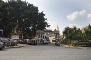 Peyzaj ve Wat Phra ki Hariphunchai te cephede otopark