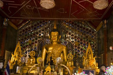 İnsanlar saygı ve Wat Phra dua için Buda heykeli altın 